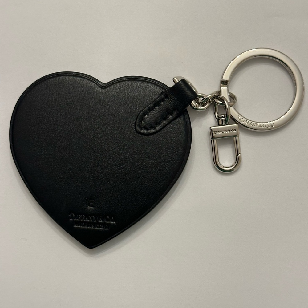 Return to Tiffany & Co. Padded Bag Charm in black leather. Engraved Letter E - Picture 4 of 9